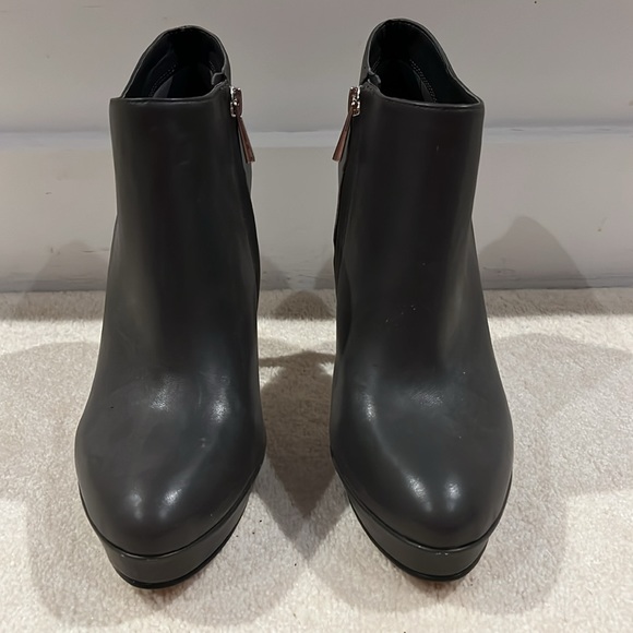 BRAND NEW Vince Camuto Grey Silver Leather Dira Ankle Bootie Platform Stiletto - Picture 2 of 8